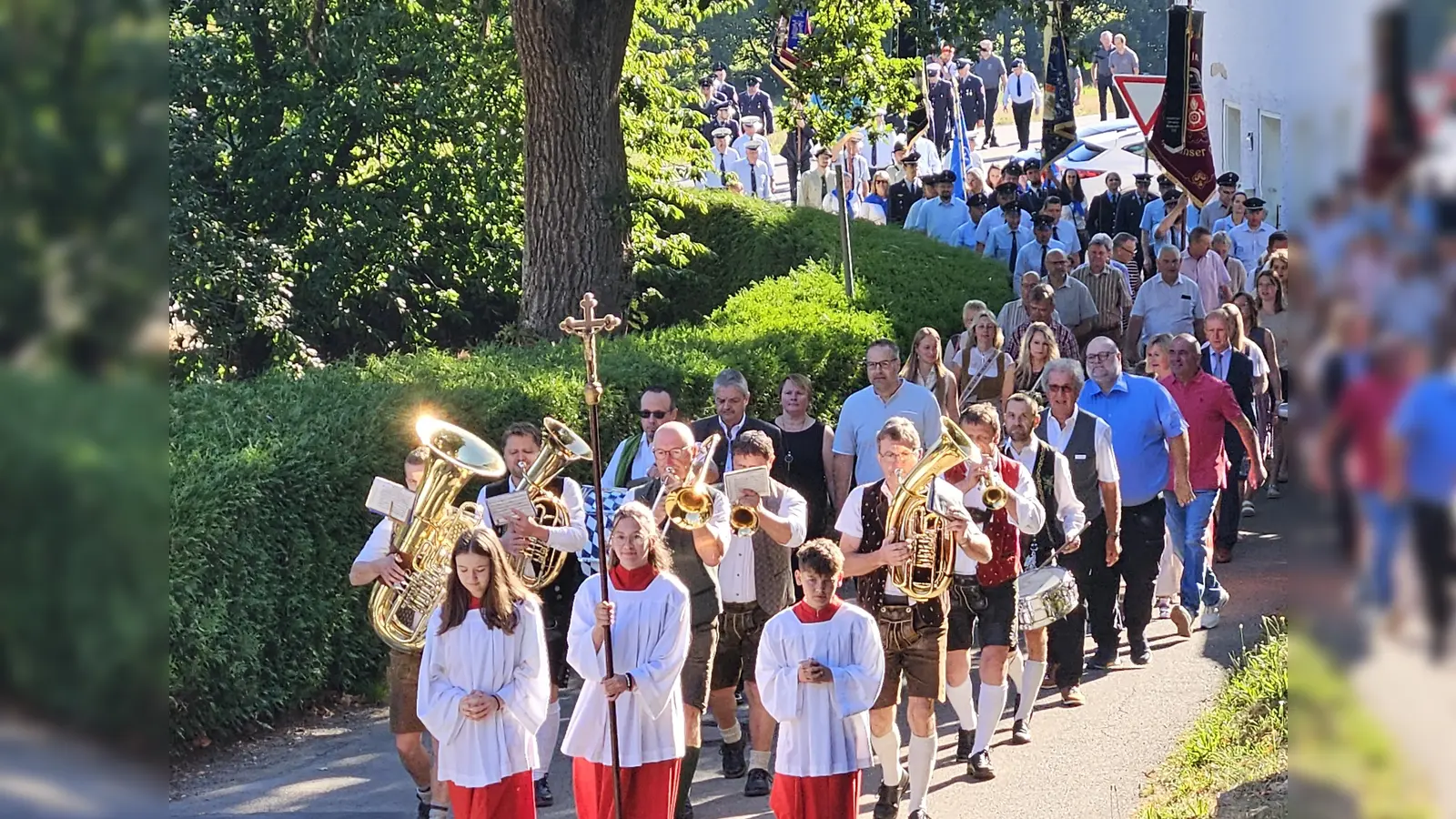 Festlicher Kirchenzug durchs Dorf. (Bild: Gabriele Buchbinder)