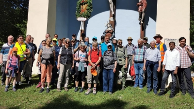 Die Pilgergruppe auf dem Kreuzberg bei Pottenstein. (Bild: Martin Schieder)