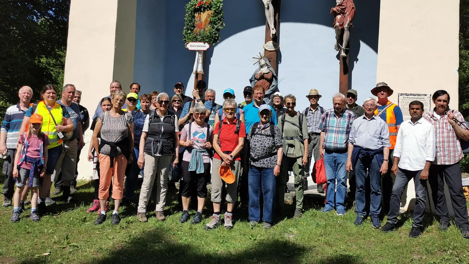 Die Pilgergruppe auf dem Kreuzberg bei Pottenstein. (Bild: Martin Schieder)