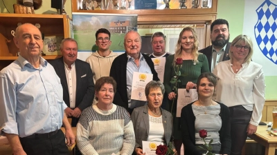 Jubilare und Vorstand des SV Loderhof Sulzbach. Stehend v. l. Kurt Hösl, Joachim Bender, Dennis Mutzbauer, Hermann Völlger, Jürgen Lehner, Jasmin Heldrich, Bgm. Stefan Frank, Bettina Moser. Sitzend v. l. Gisela Schinner, Hannelore Frank, Judith Balleisen. (Bild: Markus Schwärzer)