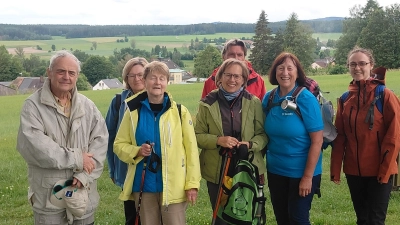 Die Genusswanderer bei ihrer Mittwochswanderung im Juli. (Bild: Roswitha Schraml)