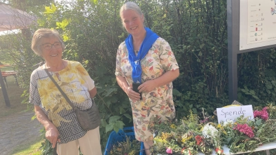KDFB-Vorsitzende Claudia Rupprecht mit Ehrenvorsitzender Agnes Hammer am Kräuterbüschelstand auf der Burg (Bild: Sieglinde Schärtl)