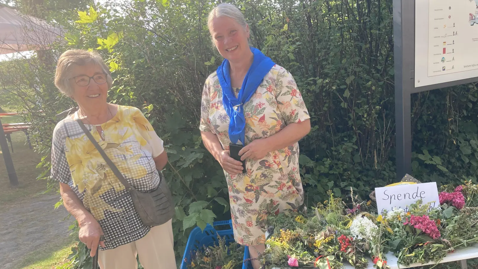 KDFB-Vorsitzende Claudia Rupprecht mit Ehrenvorsitzender Agnes Hammer am Kräuterbüschelstand auf der Burg (Bild: Sieglinde Schärtl)