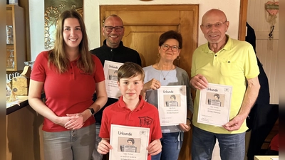 Die 1. Vorsitzende Julia Grund (links) ehrte mehrere Mitglieder für ihre langjährige Treue zum Verein. (Bild: Christopher Heinrich)