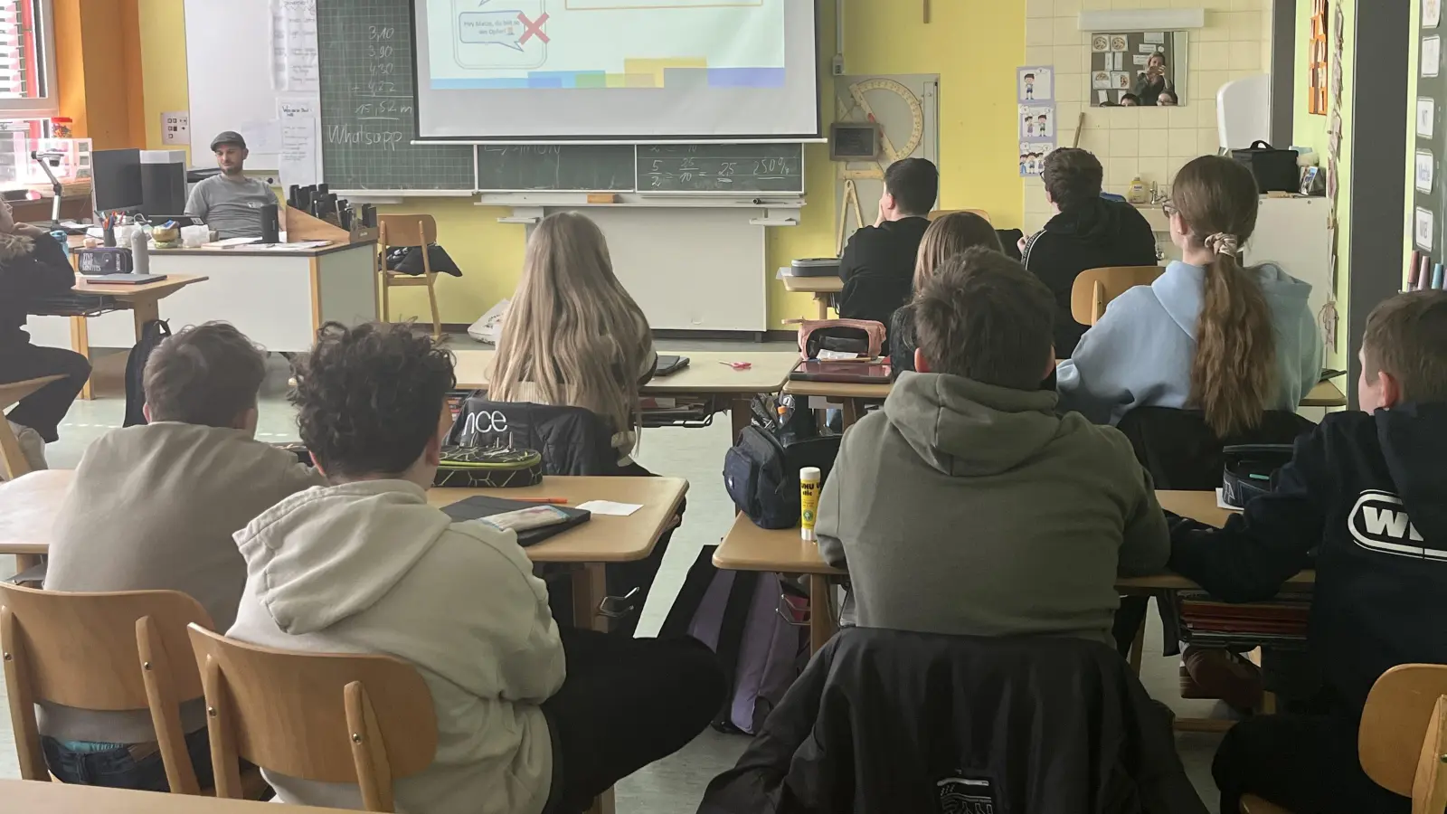 Den Umgang mit neuen Medien lernten die Schülerinnen und Schüler der Mittelschuel mit Medienberater Philipp Reich.  (Bild: Kerstin Bereczuk)