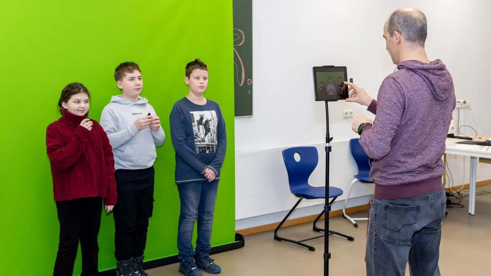 MINT-Tag an der Lobkowitz-Realschule: Vor dem Greenscreen wurden Valentinstags-Botschaften für die Eltern aufgenommen, die in der Postproduktion dann mit einem digitalen Hintergrund versehen wurden. (Bild: Tobias Neubert)
