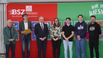 Produktionstechnologen mit verkürzter Ausbildungsdauer und davon sogar zwei Klassenbeste mit 1,00.<br>(Von links: Bürgermeister Toni Dutz, Schulleiter Thomas Metzler, Landrat Roland Grillmeier, Larissa Breitenstein, Marten Boltz, Tobias Seibt (Absolventen), Klassenleiter Thomas Irlbacher). (Bild: Stefan Hecht)