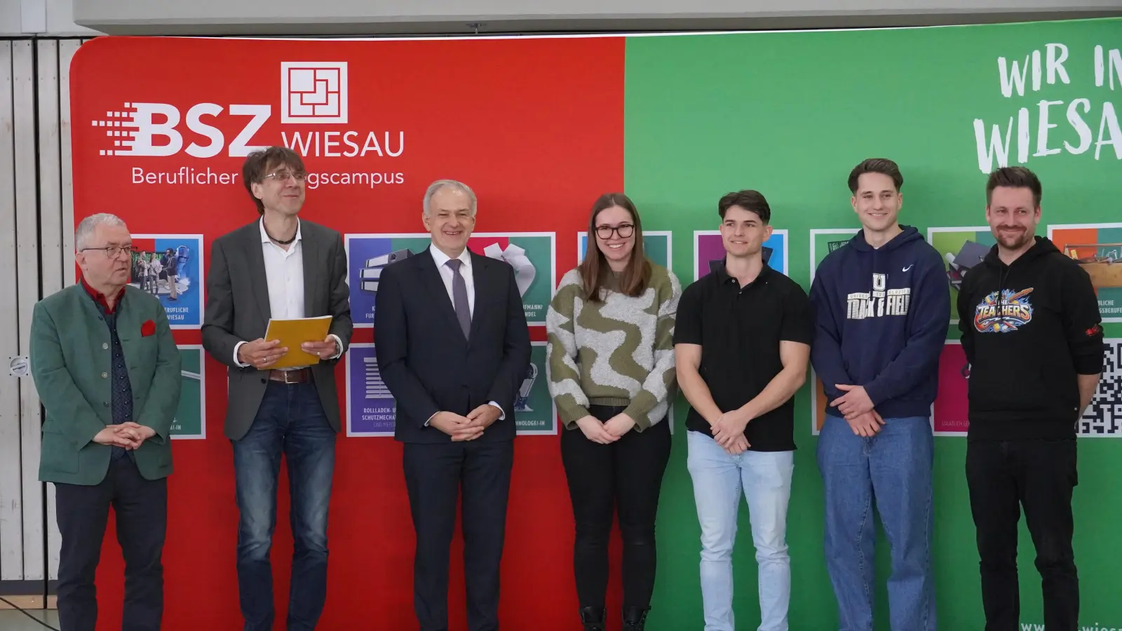 Produktionstechnologen mit verkürzter Ausbildungsdauer und davon sogar zwei Klassenbeste mit 1,00.<br>(Von links: Bürgermeister Toni Dutz, Schulleiter Thomas Metzler, Landrat Roland Grillmeier, Larissa Breitenstein, Marten Boltz, Tobias Seibt (Absolventen), Klassenleiter Thomas Irlbacher). (Bild: Stefan Hecht)