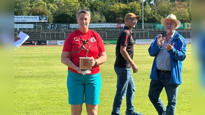 Sabine Schnurrer mit dem Sepp-Simon-Pokal (Bild: Sabine Schnurrer)