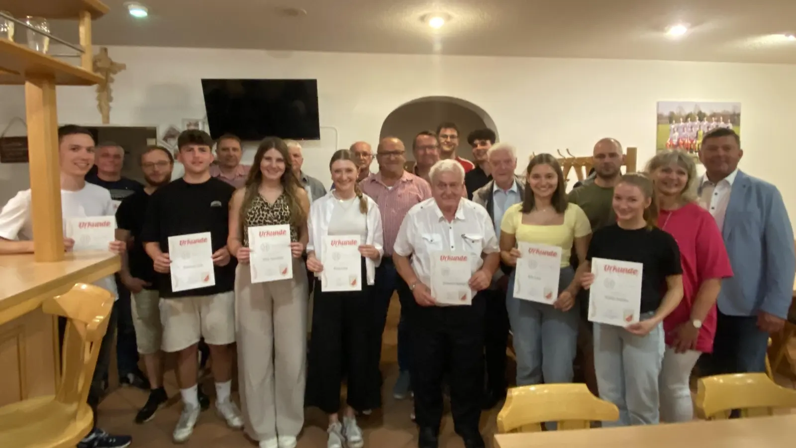 Die anwesenden Geehrten für jahrelange Treue zum Verein mit Vorstandschaft (Bild: Josef Windirsch)