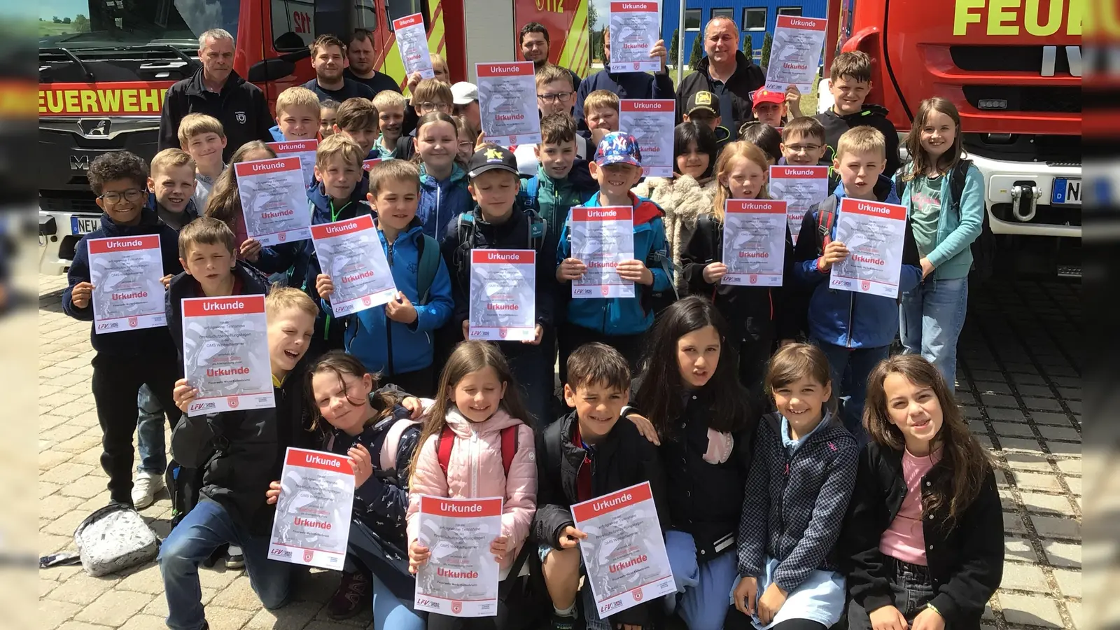 Stolz präsentierten die Drittklässler ihre Urkunden  (Bild: Martina Spindler)