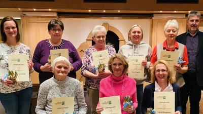 Die Jubilare des OGV Högen und Umgebung zusammen mit dem Bürgermeister Reiner Pickel (hinten, rechts). (Bild: Daniela Dotzler/exb)