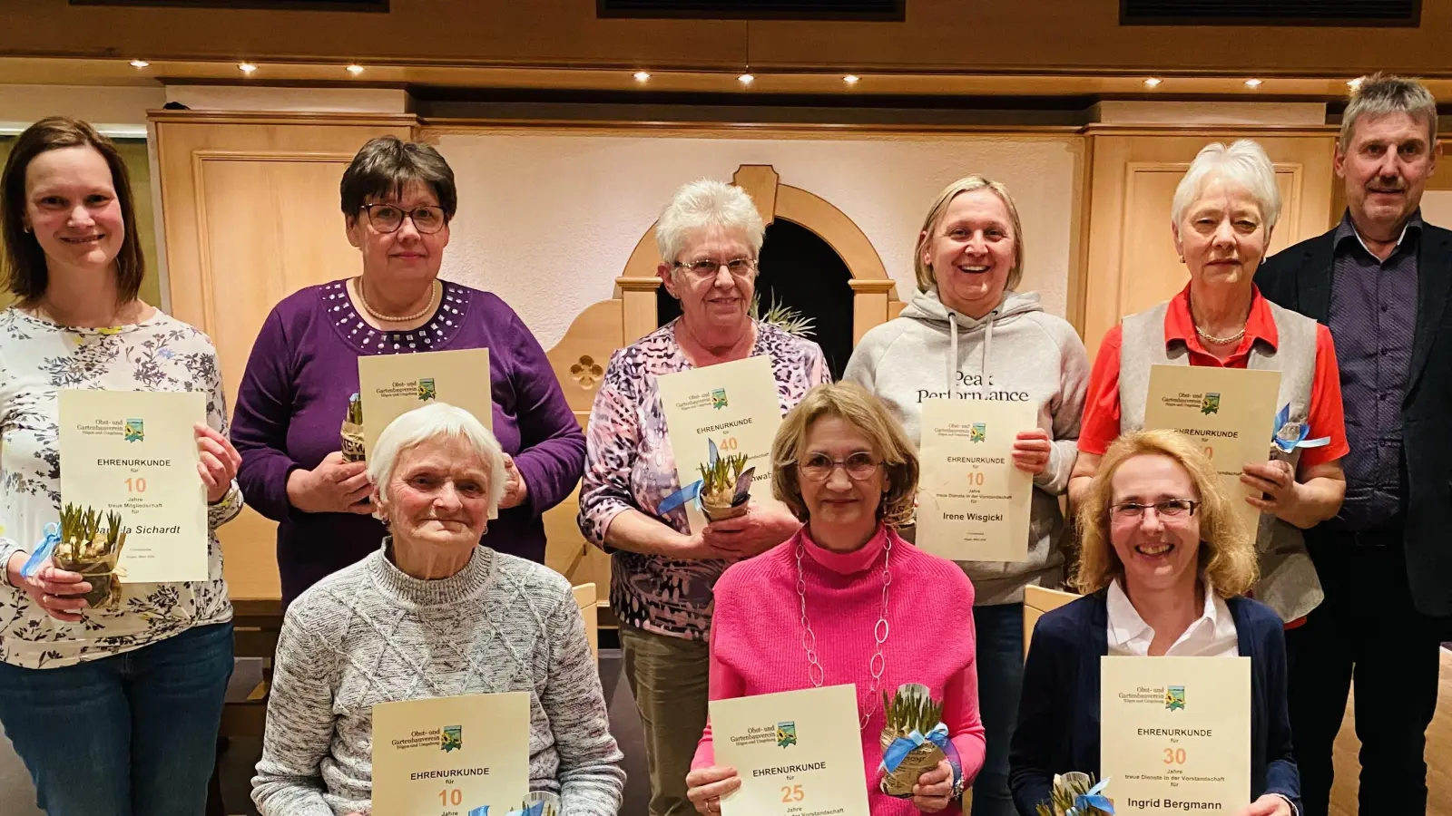 Die Jubilare des OGV Högen und Umgebung zusammen mit dem Bürgermeister Reiner Pickel (hinten, rechts). (Bild: Daniela Dotzler/exb)