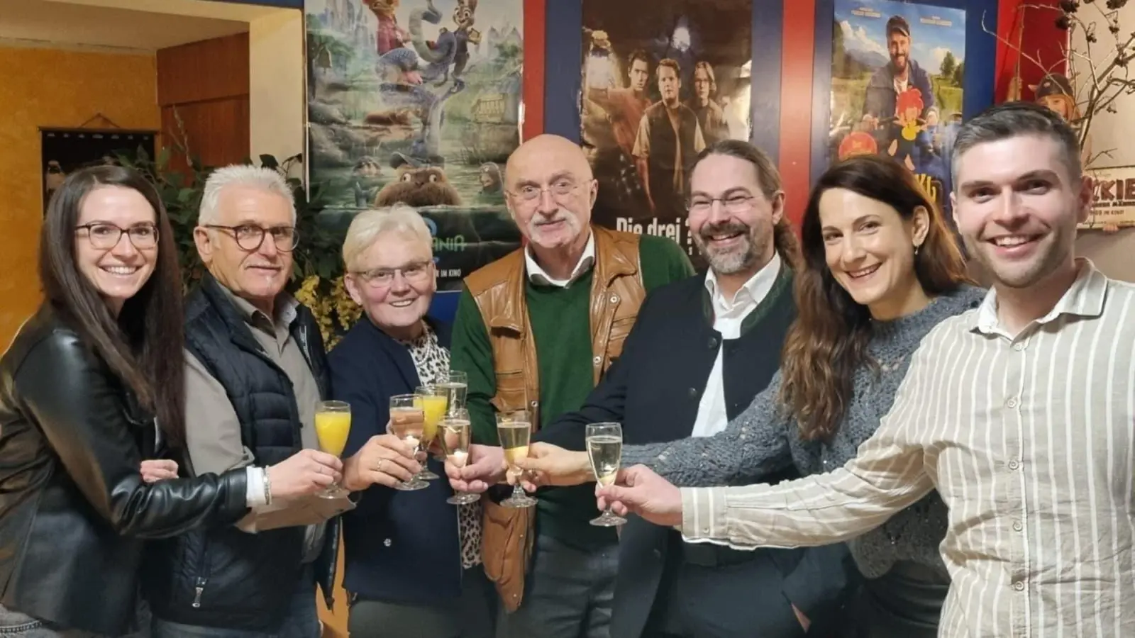 Sieben Stadträte stoßen gemeinsam auf den 55. Geburtstag der CWG an:<br>Fünf Stadträte der CWG-Liste (Josef Herdegen, 2. v. links , Barbara Ruhland, 3. von links, Dr. Günter Gilch, 4. von links, Dr. Alexander Ried, 3. von rechts, Dr. Regina Schwindler, 2. von rechts) zusammen mit Nina Stoppa, links und Philipp Troppmann, rechts von der Liste „Junges Oberviechtach“ (Bild: Günter Gilch)