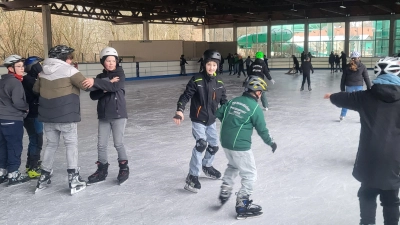 Die Schülerinnen und Schüler hatten sichtlich Spaß auf dem Eis.  (Bild: Anita Hösl)