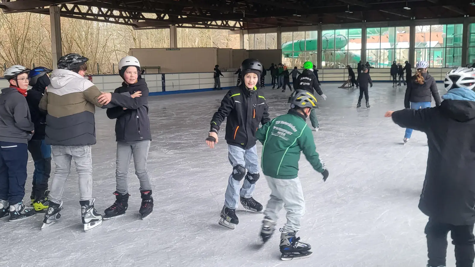 Die Schülerinnen und Schüler hatten sichtlich Spaß auf dem Eis.  (Bild: Anita Hösl)