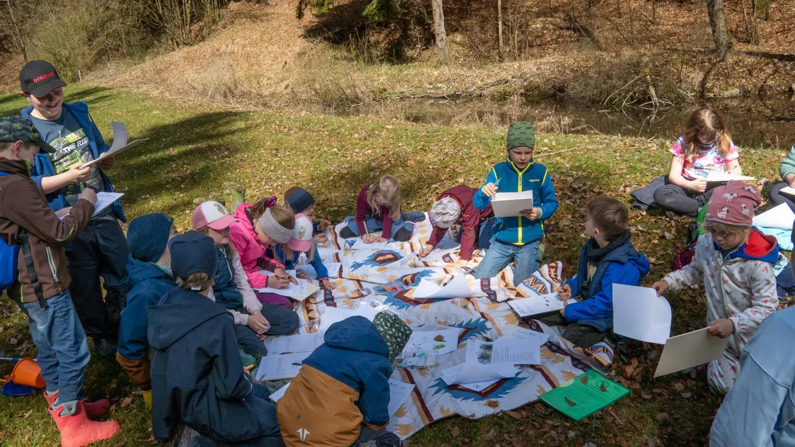 Kinder skizzieren und beschreiben ein Lebewesen aus dem Feuchtbiotop. (Bild: Ernst Luber)