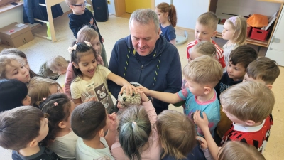 Der Kinder- und Jugendzahnarzt Dr. Rainer Schön kam gemeinsam mit seinem fröhlichen Begleiter „Goldi“, einem liebenswerten Seelöwen, vorbei und sorgte für große Begeisterung. (Bild: Diana Männer)