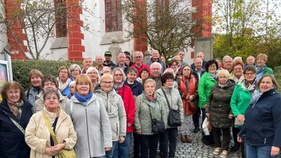 Die Mitglieder der ev. und kath. Pfarrgemeinde beim Besuch der Markgrafenkirche in Pilgramsreuth. (Bild: Hans-Jürgen Spitzner)