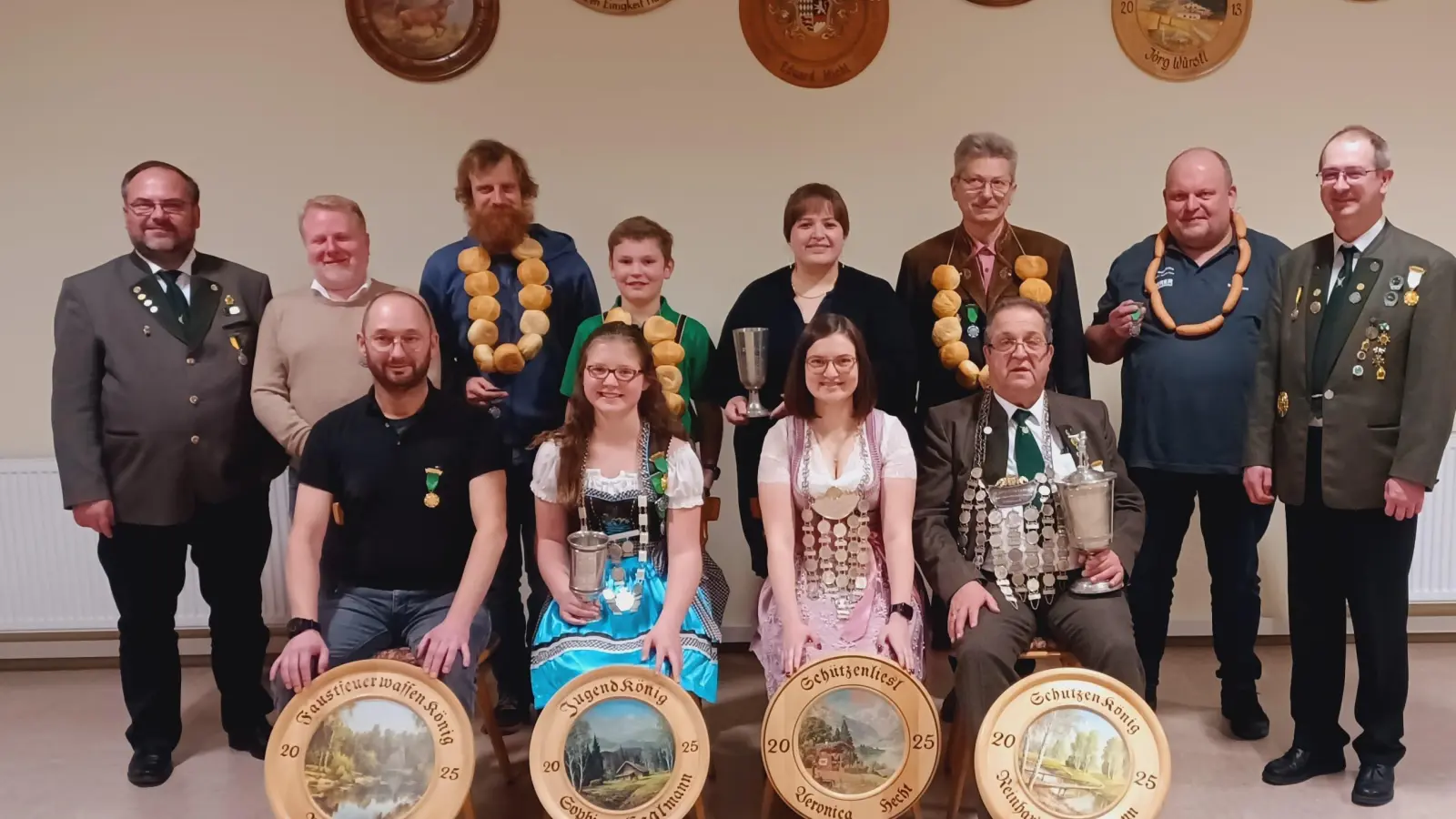 Bild Liesl und Könige 2025: Vorne v. l. n. r. Pierre Haider, Sophie Englmann, Veronica Hecht, Reinhard Englmann. Hinten v. l. n. r. 1. Vorstand Andreas Michl, Martin Gruber, Andreas Meyer, Jakob Pinzer, Anja Michl, Norbert Riedl, Stephan Müller und Schießleiter Adrian Haider Auf dem Bild Fehlen Katrin Meyer und Laura Wegmann. (Bild: Josef Maschauer)