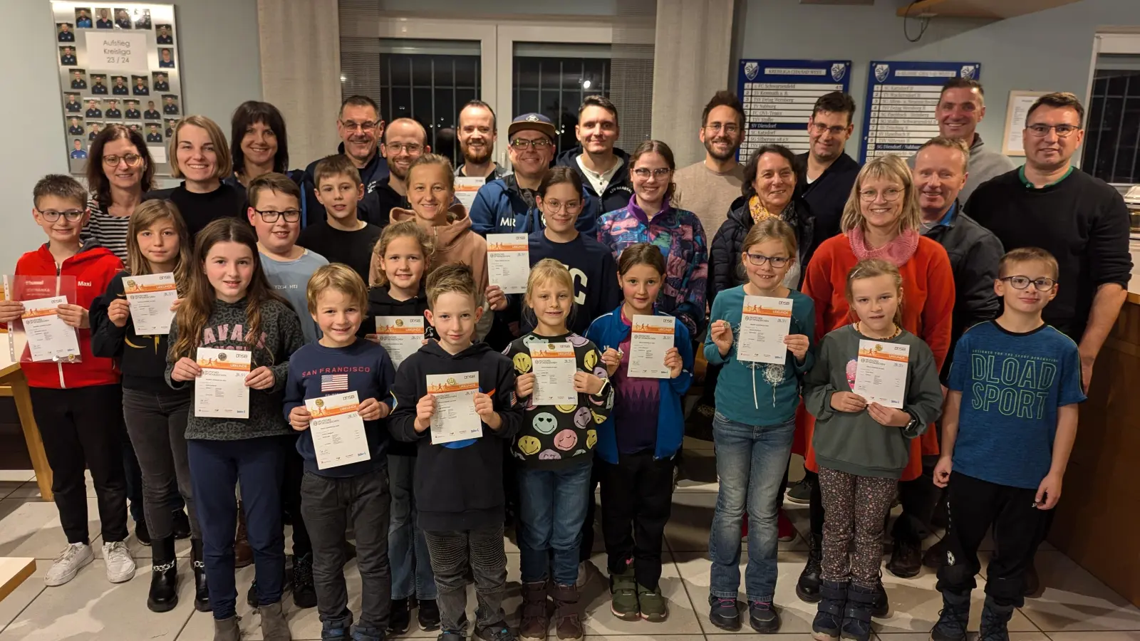 Die Verleihung der Urkunden im Sportheim des SV Diendorf. (Bild: Markus Raab)