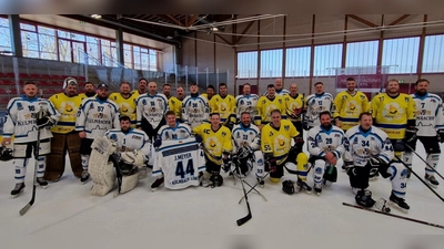 Die beiden Finalisten beim 26. Jack Bulls Cup in der Eishalle in Mitterteich. (Bild: Christian Gleißner)
