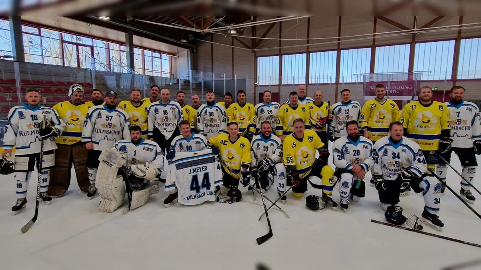 Die beiden Finalisten beim 26. Jack Bulls Cup in der Eishalle in Mitterteich. (Bild: Christian Gleißner)