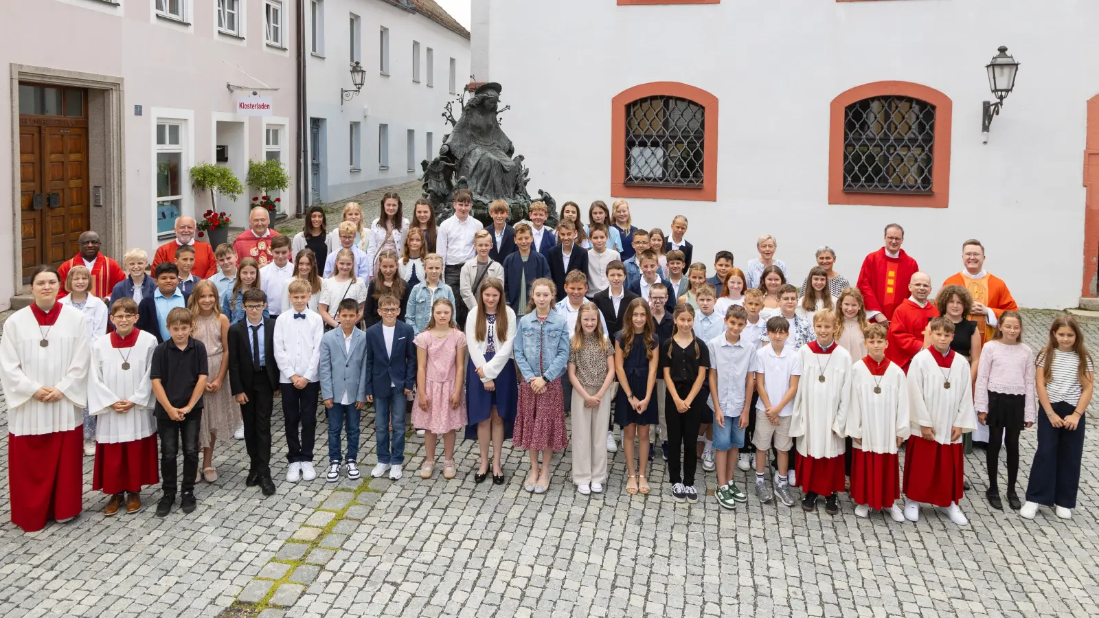 Gemeinschaftsbild der Firmlinge der Pfarreien Tirschenreuth-Wondreb, Mähring, Griesbach und Großkonreuth Reihe hinten, von links nach rechts: Pfr. Dr. Charles Ifemeje, Pfr. i.R. Johann Trescher, Stadtpfarrer Georg Flierl, Reihe hinten von rechts nach links: Kaplan Herr Alexander (CRV): Pfarrer Armin Maierhofer, Firmspender Domkapitular Dr. Michael Dreßel, Gemeindereferentin Doris Mehler und Sabine Schiml. (Bild: Sabine Schiml)