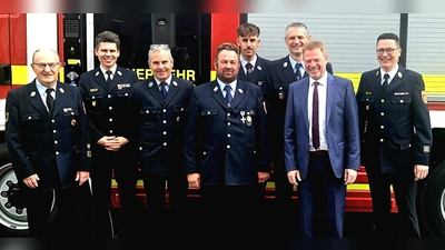 Es gab Ehrungen beim Florianstag in Freudenberg. (von links) Ehrenkreisbrandinspektor Hubert Blödt, KBM Dominik Ernst, Michael Schneider, Reinhard Amann, Andreas Batek, Federführender Kdt Peter Meßmann, Bürgermeister Alwin Märkl, KBI Armin Daubenmerkl (Bild: Armin Daubenmerkl)