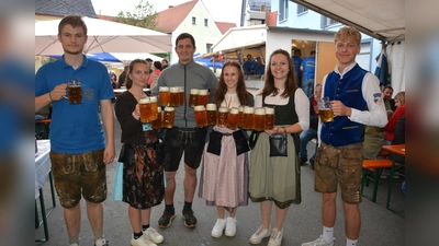Die Burschen freuen auf sich auf viele Besucher zum Zoiglfest am Wochenende am Anger in Mitterteich, der Eintritt ist frei. (Bild: Josef Rosner)