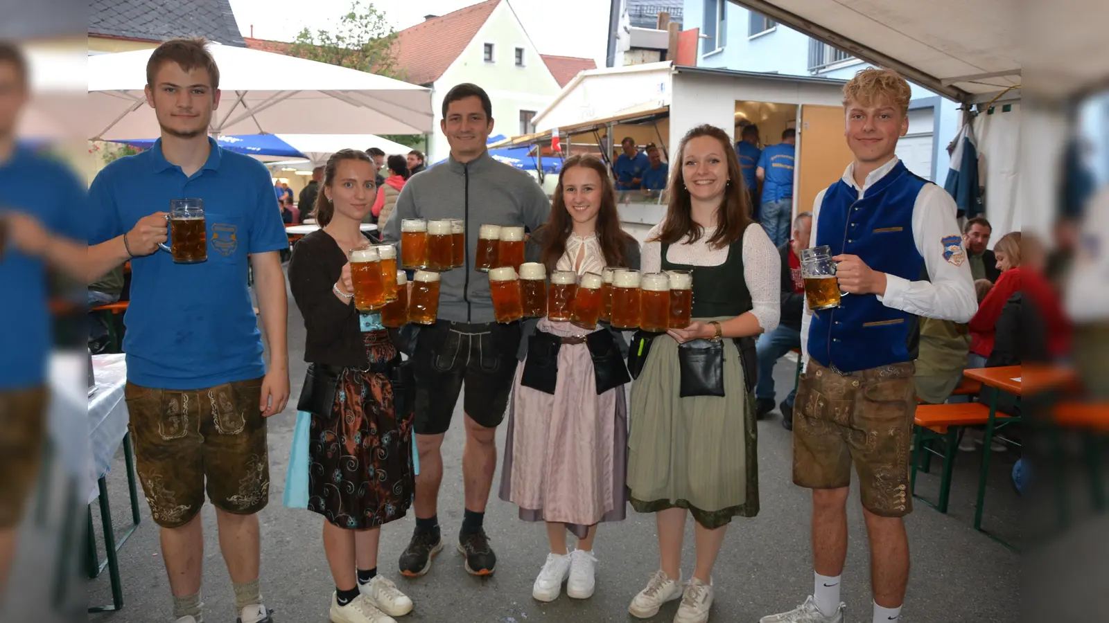 Die Burschen freuen auf sich auf viele Besucher zum Zoiglfest am Wochenende am Anger in Mitterteich, der Eintritt ist frei. (Bild: Josef Rosner)