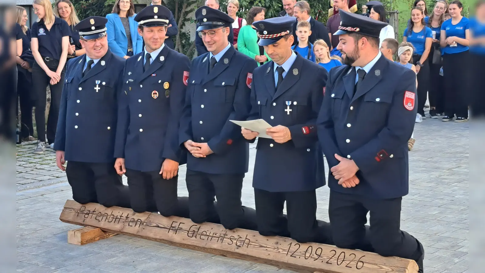 Auf einem Holzbalken kniend, richteten die Gleiritscher Feuerwehrleute ihre feierliche Bitte an die Tännesberger Kameraden und ersuchten sie, die ehrenvolle Patenschaft zu übernehmen. (Bild: Bernhard Zimmet)
