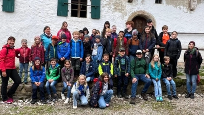 Die Klasse 4/5 des SFZ Immenreuth und die Klasse 3 der GS Immenreuth gemeinsam vor einem alten Bauernhaus (Bild: Jakob Seifert)