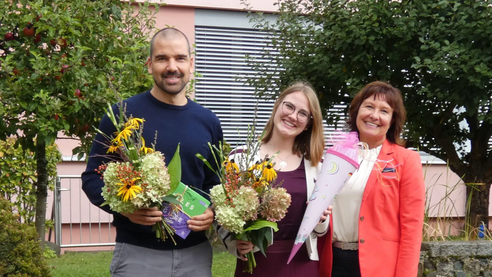 Kerstin Schinner (re) begrüßt Benno Nitsch und Amelie Bäumler (Bild: Heike Haßmann)