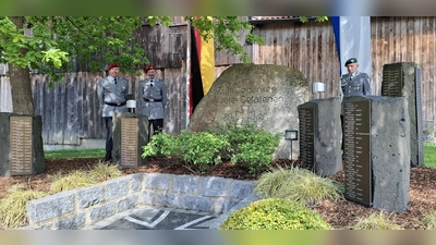 Ehrenwache an der Friedenswallfahrt beim Kriegerdenkmal (Bild: Stefan Badstieber)