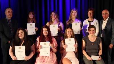 BFS Abschlussfeier - Ehrung der Besten aller Berufsfachschule am Beruflichen Schulzentrum in Neustadt mit stellvertretenden Landrat Albert Nickl und stellvertretenden Bürgermeisterin von Neustadt Tanja Kippes (rechts, 2. Reihe) und Schulleiter Frank Eckstein (links, 2. Reihe) (Bild: Milena Röckl)