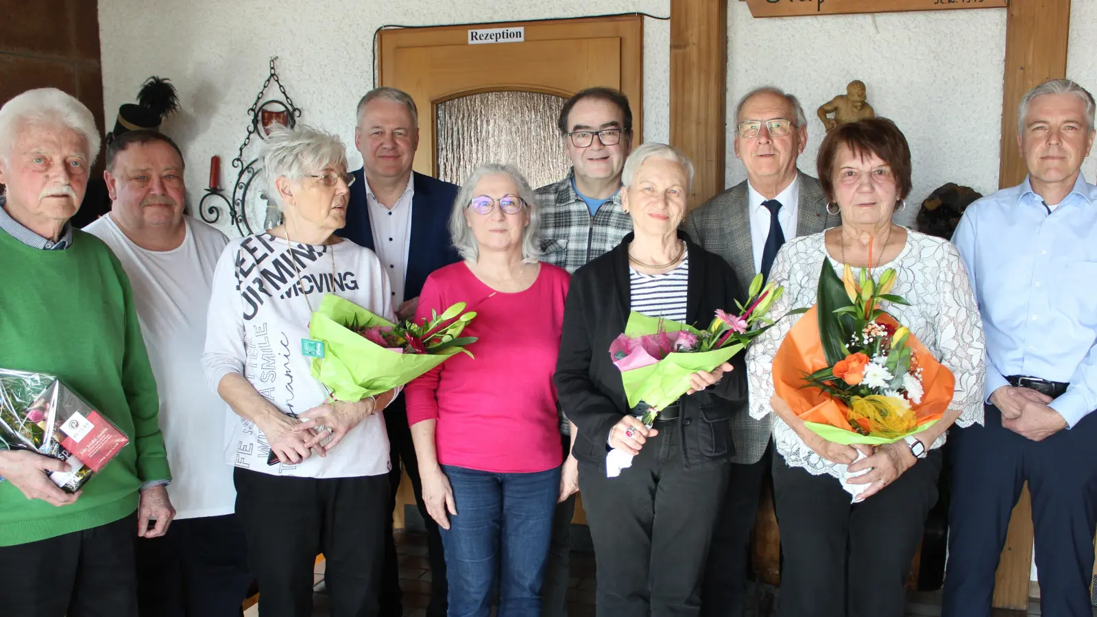 Ehrung langjähriger Mitglieder der KAB Sulzbach durch Teamsprecher Joachim Weiß (3 von rechts) und Pfarrer und Präses Herbert Mader (5 von rechts). Von links: 40 Jahre Mitglied Karl Kühlthau, Joachim Kohler, Hedwig Kühlthau, Ingrid Reinhardt (Schriftführerin), Brigitte Winter (50 Jahre), Lore Friedl und Reiner Weiß. (Bild: Anton Fenk)