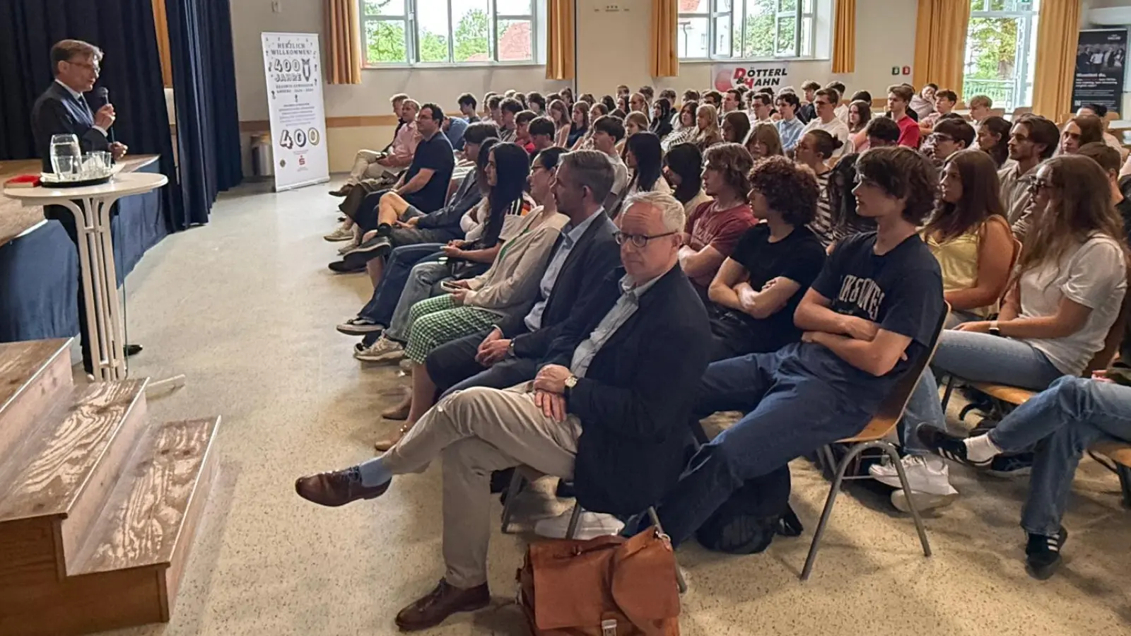 Prof. Dr. Henning Radtke, Richter am Bundesverfassungsgericht, im Austausch mit den Schülerinnen und Schülern des Erasmus-Gymnasiums. (Bild: Stefan Sehnke)