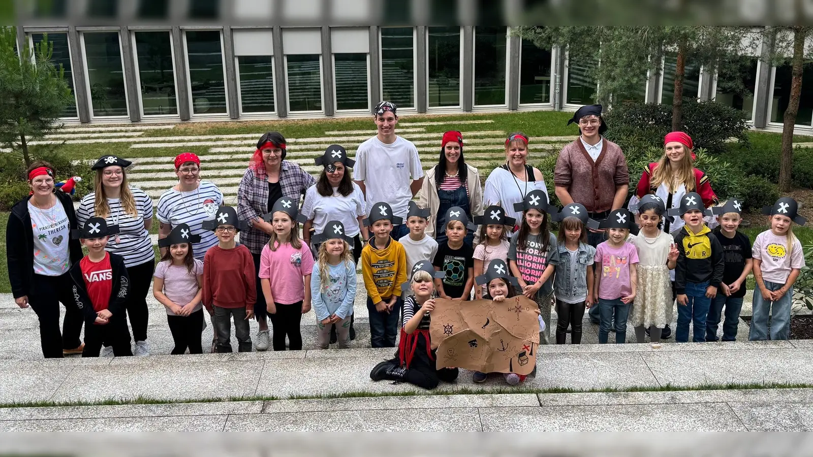 Vorschulkinder mit päd. Personal vom Kindergarten (Bild: Theresa Uhl )