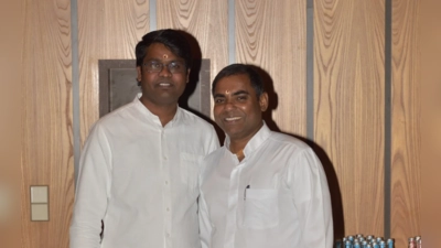 auf dem Bild sieht man Pfarrer Julius und Pfarrvikar Arul bei der Begrüßung der Gäste in indischer Heimatkleidung der Gäste zum Ehrenamttreff. (Bild: Helmut Greger)