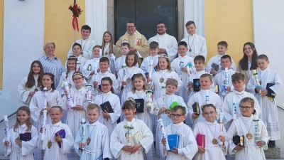 27 Kinder, 12 Mädchen und 15 Buben, traten zum ersten Mal an den Tisch des Herrn in der Pfarrkirche St. Peter und Paul in Moosbach.  (Bild: Peter Garreiss)