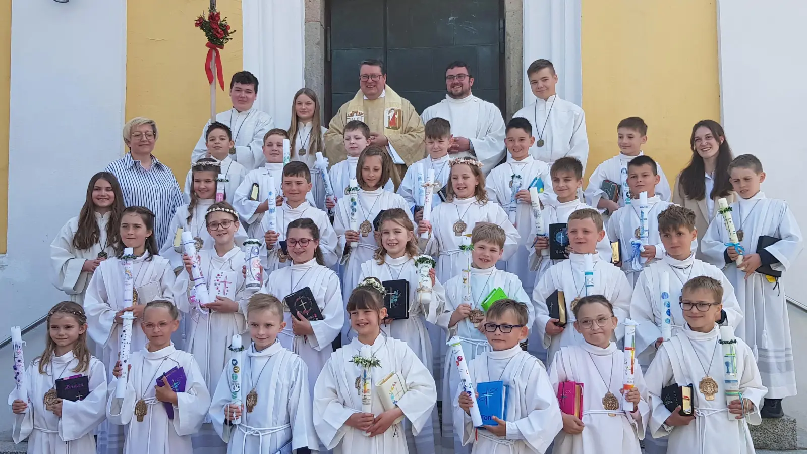 27 Kinder, 12 Mädchen und 15 Buben, traten zum ersten Mal an den Tisch des Herrn in der Pfarrkirche St. Peter und Paul in Moosbach.  (Bild: Peter Garreiss)