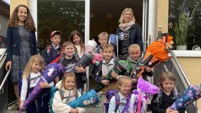 Die zehn Schulanfänger der Grundschule Mähring mit Schulleiterin Edith Bracke und Klassenlehrerin Kathrin Thoma (Bild: Evi Gradl)