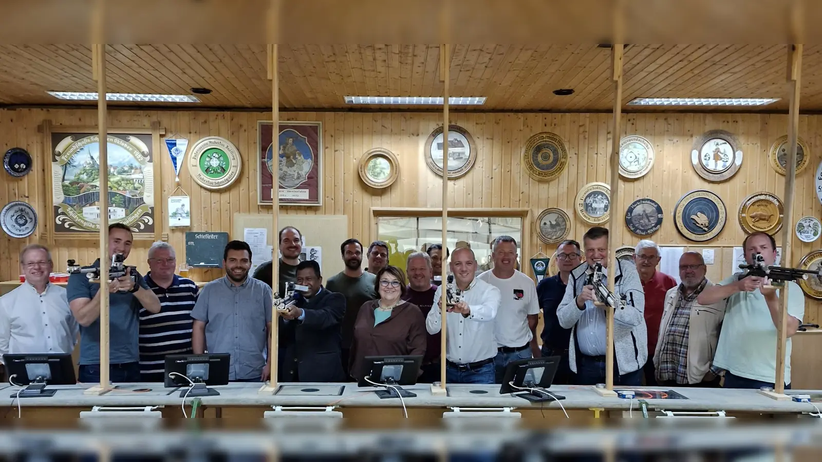 Die Gemeinderäte mit den drei Bürgermeistern, Pfarrer Celestine und dem Orgateam der Schützen bei der Eröffnung. Vordere Reihe von rechts: 3. Bürgermeister Tobias Dirrigl, 2. Bürgermeister Franz Ziegelmeier, 1. Bürgermeister und Schirmherr Florian Adam, Schützenmeisterin Gisela Zerbian, Pfarrer Celestine. (Bild: Andreas Birner)