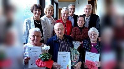 Die Ehrengäste gratulierten den Geehrten zum Jubiläum und brachten Spenden mit. (Bild: Reinhard Kreuzer)