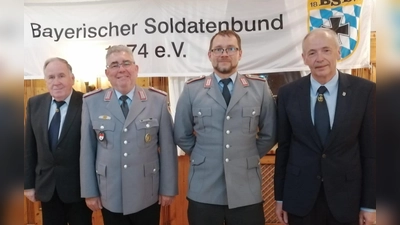 Bei den Nachwahlen beim Kreisverband Amberg-Sulzbach im Bayerischen Soldatenbund 1874 e.V. wurde Oberstleutnant der Reserve (d.R.) Norbert Bücherl (2. von links) erneut zum Kreisvorsitzenden und sein Vorgänger im Amt, Oberfeldwebel Rafael Kämmer (2. von rechts) , zum 2. Stellvertretenden Kreisvorsitzenden einstimmig in der Kreisversammlung gewählt. Es gratulierten den beiden Gewählten Bezirksvorsitzender und 1. Stellvertretender Kreisvorsitzender Horst Embacher (links) und der im letzten Jahr neu gewählte Präsident des Landesverbandes, Generalmajor außer Dienst (a.D.) Norbert Wagner (rechts), der die Wahlen souverän leitete und die Gewählten in deren Ämter verpflichtete. (Bild: Peter Dotzler)
