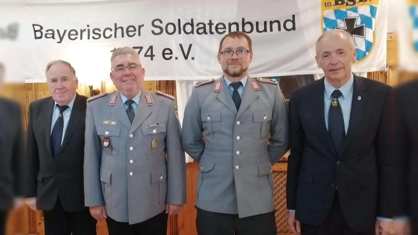 Bei den Nachwahlen beim Kreisverband Amberg-Sulzbach im Bayerischen Soldatenbund 1874 e.V. wurde Oberstleutnant der Reserve (d.R.) Norbert Bücherl (2. von links) erneut zum Kreisvorsitzenden und sein Vorgänger im Amt, Oberfeldwebel Rafael Kämmer (2. von rechts) , zum 2. Stellvertretenden Kreisvorsitzenden einstimmig in der Kreisversammlung gewählt. Es gratulierten den beiden Gewählten Bezirksvorsitzender und 1. Stellvertretender Kreisvorsitzender Horst Embacher (links) und der im letzten Jahr neu gewählte Präsident des Landesverbandes, Generalmajor außer Dienst (a.D.) Norbert Wagner (rechts), der die Wahlen souverän leitete und die Gewählten in deren Ämter verpflichtete. (Bild: Peter Dotzler)