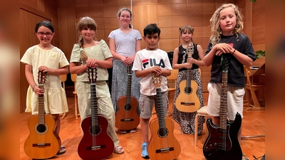 Die Gitarrenklasse von Melanie Häckel begeisterte beim Vorspiel in der Franz-Grothe-Schule mit einem abwechslungsreichen Programm. Unser Bild zeigt (von links) Meryem Mammadov, Darina Tkachenko, Alexandria Schultz, Elias Ghennam, Nikol Pejic und Jaron Kuttner. (Bild: Melanie Häckel)