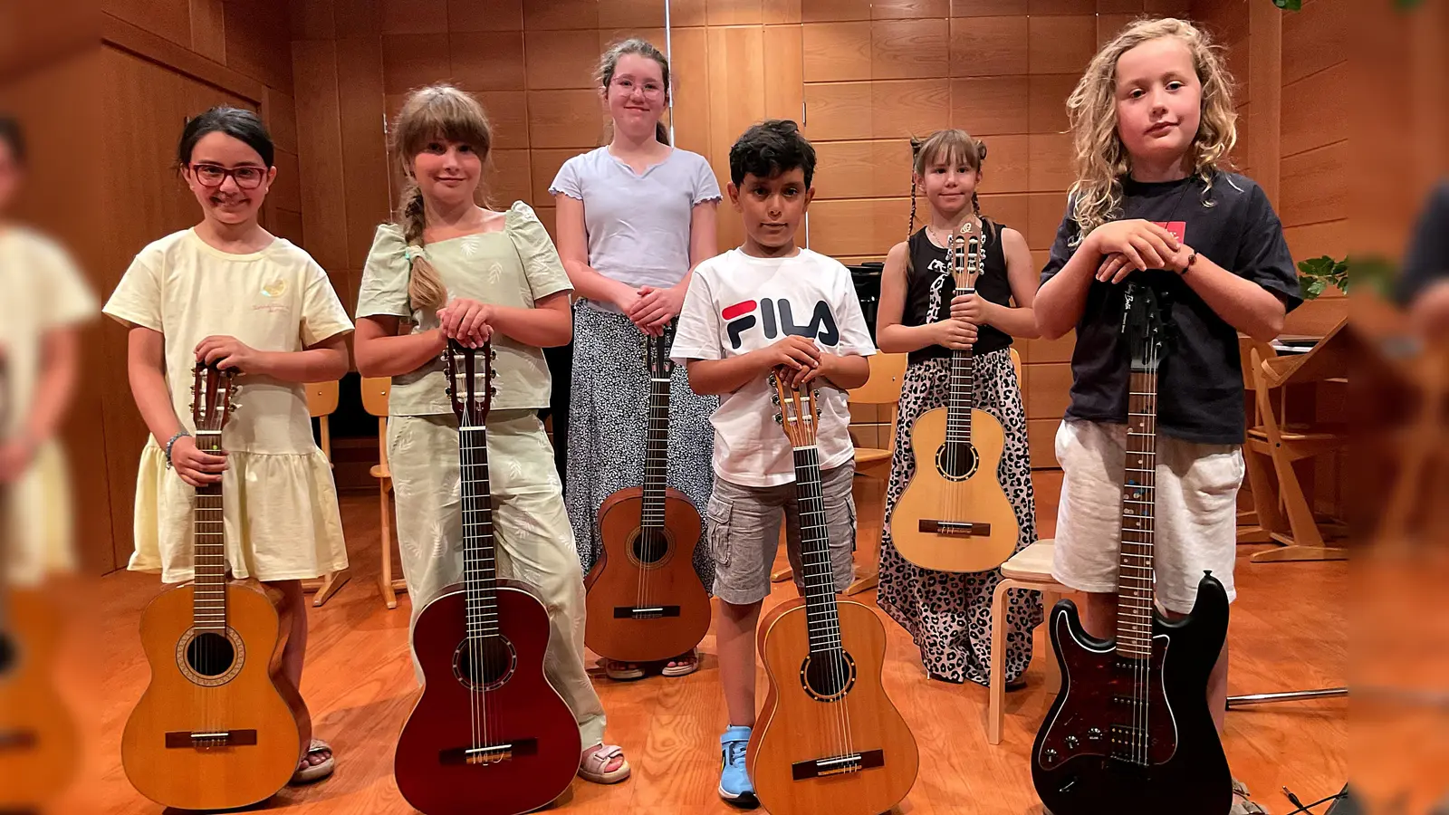 Die Gitarrenklasse von Melanie Häckel begeisterte beim Vorspiel in der Franz-Grothe-Schule mit einem abwechslungsreichen Programm. Unser Bild zeigt (von links) Meryem Mammadov, Darina Tkachenko, Alexandria Schultz, Elias Ghennam, Nikol Pejic und Jaron Kuttner. (Bild: Melanie Häckel)