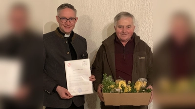 Franz Wildenauer (links) wurde von Pfarrer Adam Karolczak für sein jahrelanges Engagement in der Kirchenverwaltung geehrt. (Bild: Nicole Riedl)